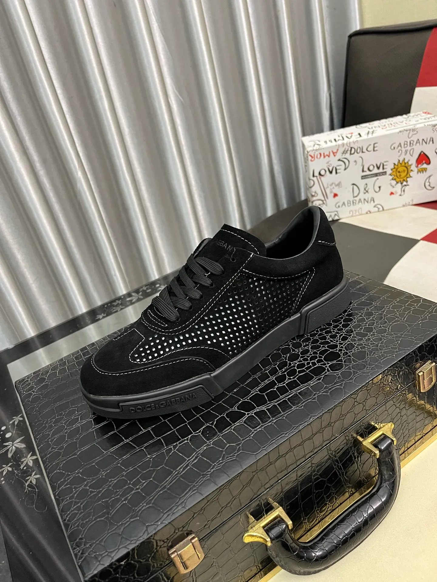 Men's shoes 💰440⌚️⌚️DG's latest popular 🔥🔥casual shoes, the tongue has the brand's iconic details, and the combination of silk cowhide and cow suede enhances the style. Fashionable and versatile, it can complement any look. Create an exquisite design with unique dynamic vitality and modern atmosphere, showing modern elegance. Size: 38-46